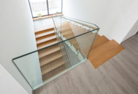 Proč se všichni rozhodují pro skleněné zábradlí na schodiště?